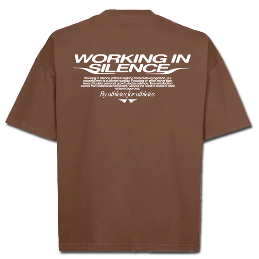 CAMISETA WORKING IN SILENCE - MARRÓN